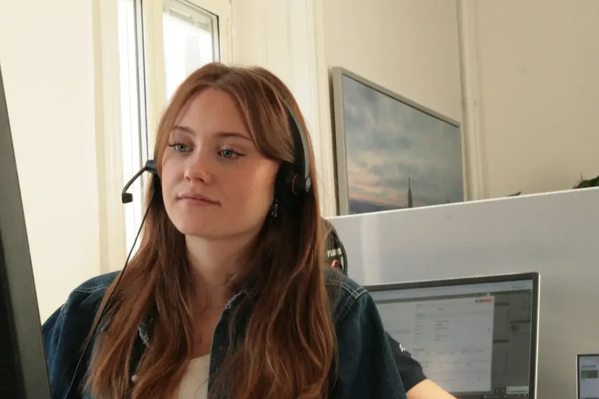Säljare med headset på Brilliant Values kontor i centrala Uppsala