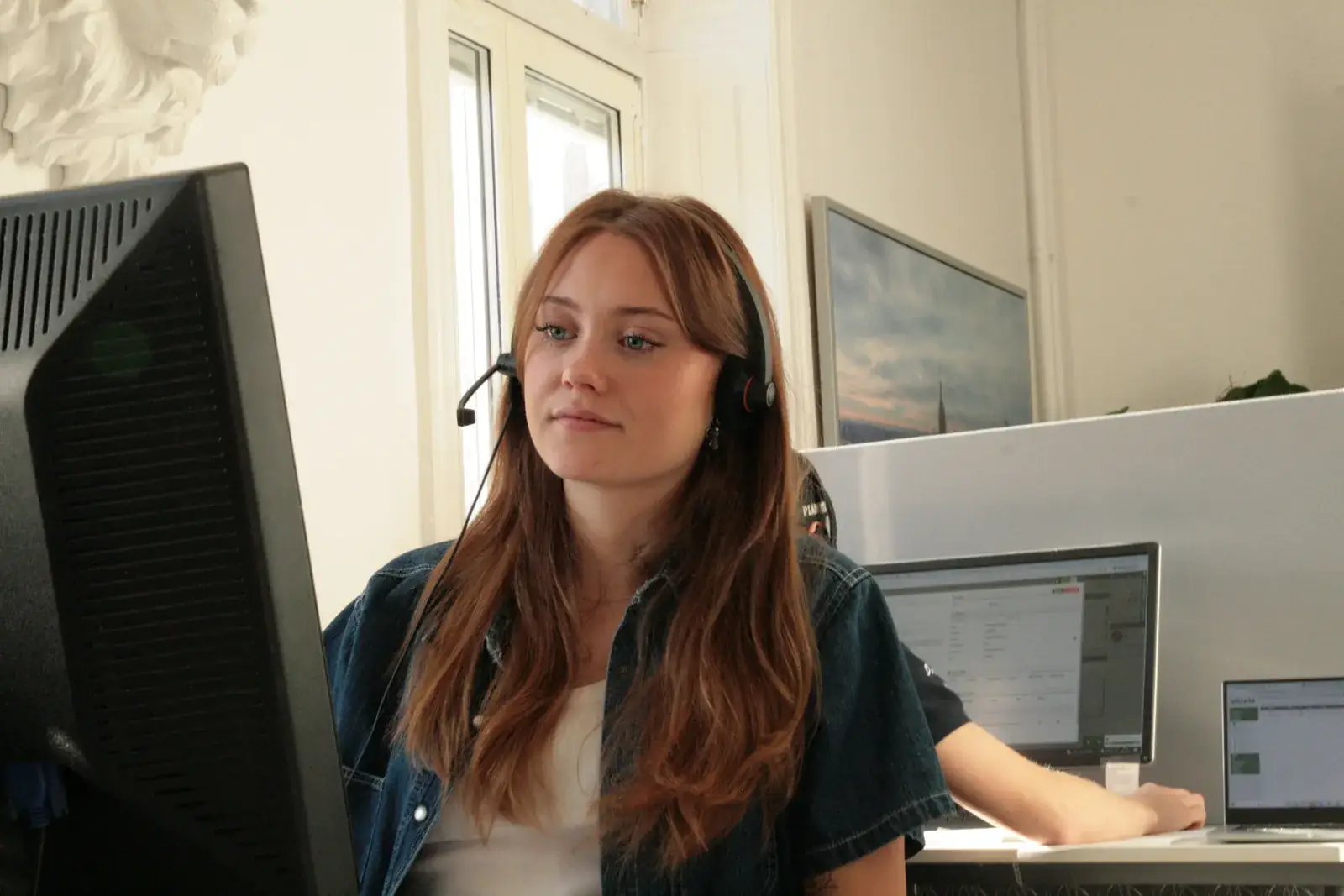 Säljare med headset arbetar på Brilliant Values kontor i Uppsala